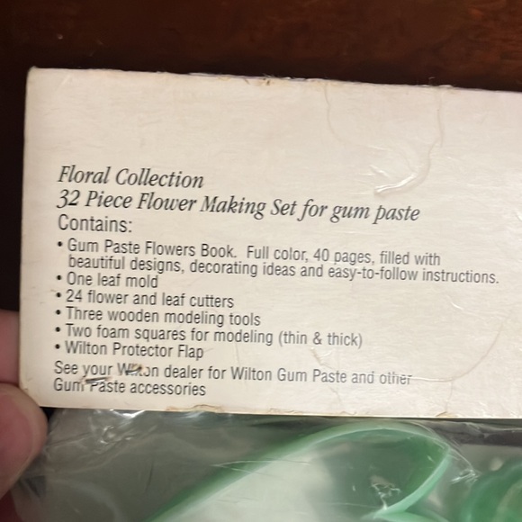 Sealed! Vintage 1997 Wilton Gum Paste Flower Kit - Picture 7 of 8